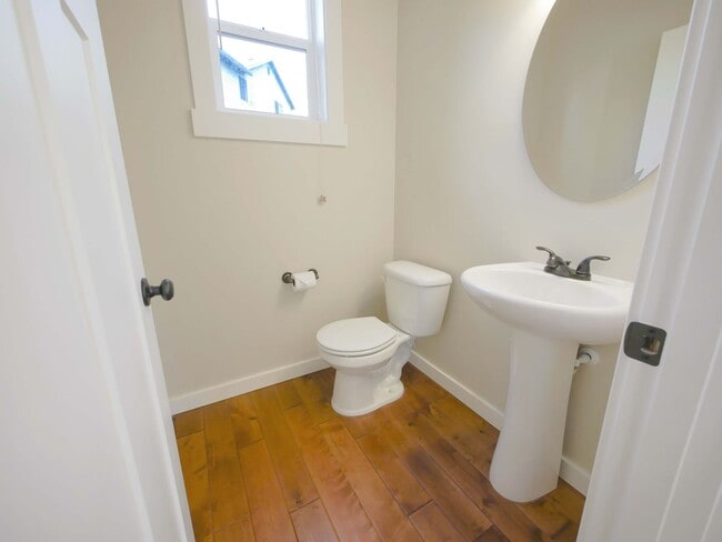 Building Photo - 3 Bed, 2.5 Bath Beautiful Single-family Av...