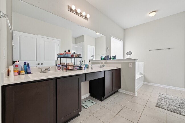 Building Photo - 2422 Agassiz Dr