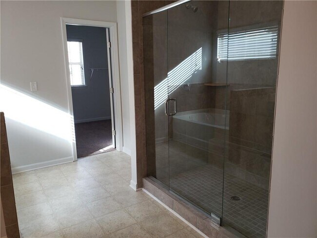 Building Photo - 5655 Mirror Lake Dr