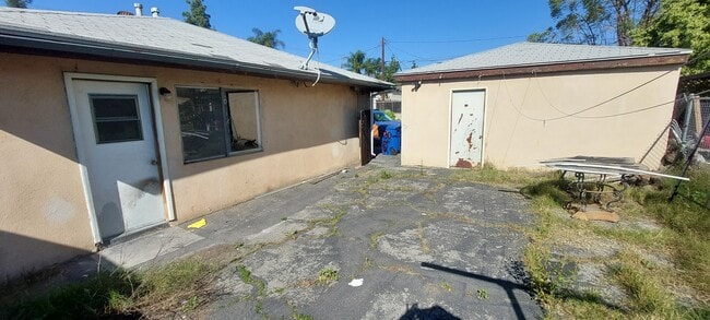 Building Photo - 230 S Azusa Ave