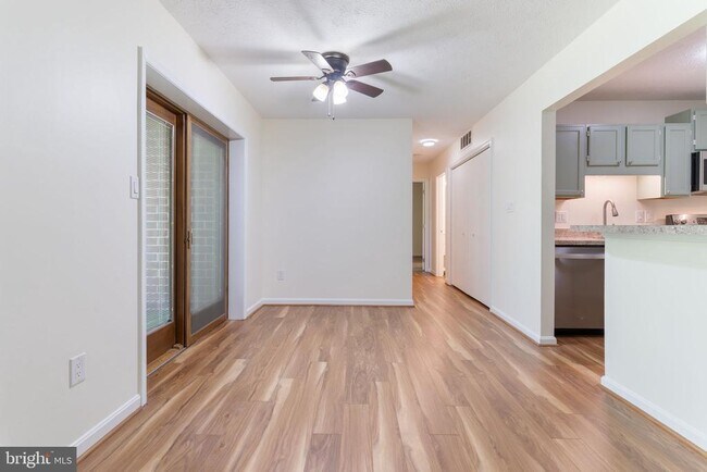 Building Photo - 23240 Rosewood Ct