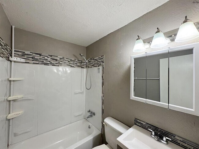 Building Photo - 1504 Red Fox Rd