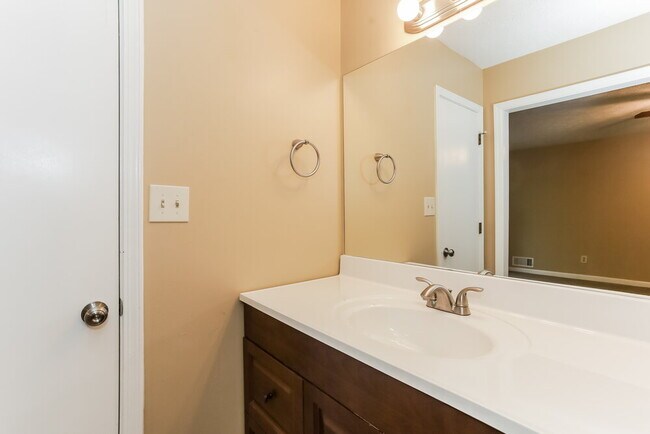 Building Photo - 520 Gregory Manor Dr SW