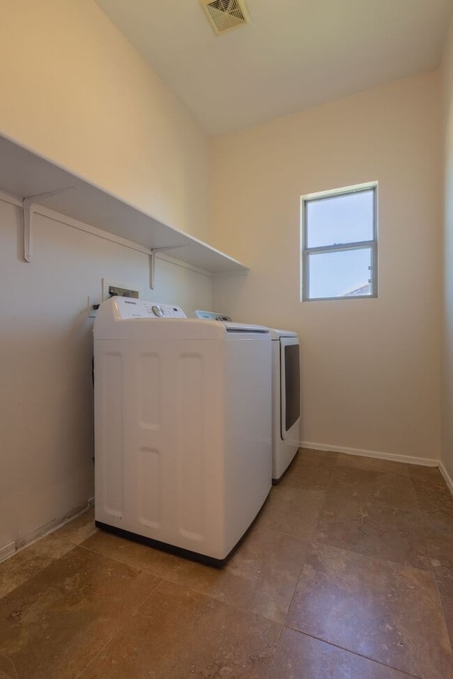 Building Photo - 4 Bedroom 3 Bathroom