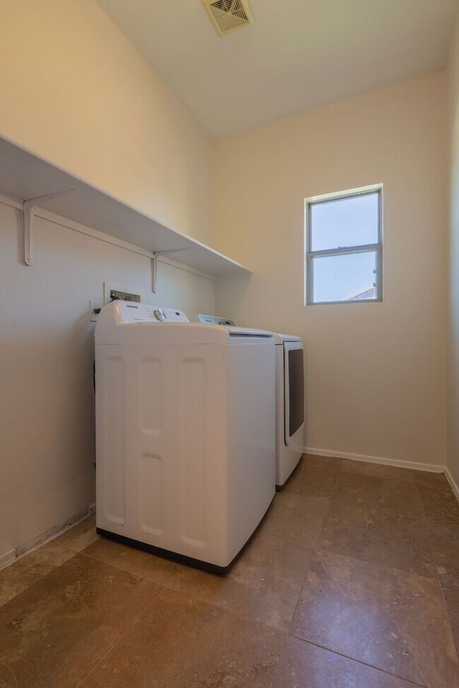 Building Photo - SHOWING SATURDAY 04/25 @ NOON. MUST TEXT AGENT!