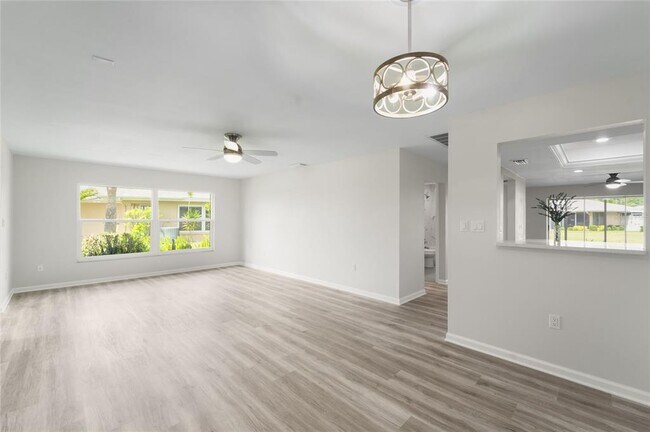 Building Photo - 5689 Evergreen Dr
