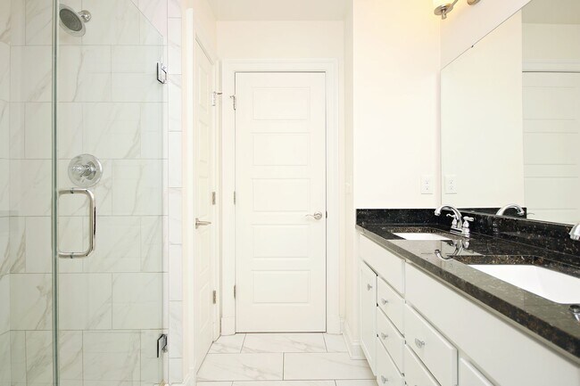 Building Photo - Convenient to UVA's Graduate Schools