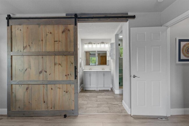 Building Photo - 3112 Val Dr