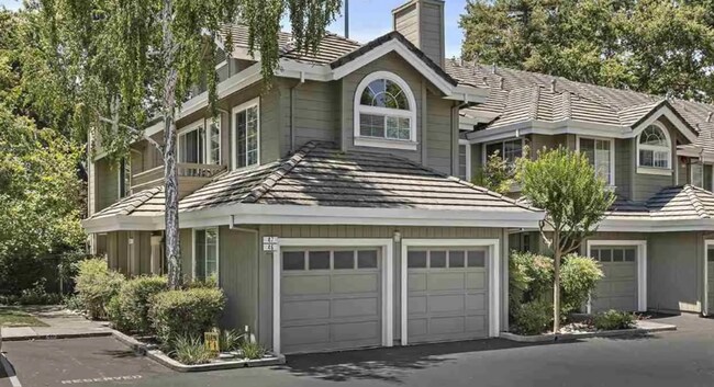 Building Photo - Beautiful 2 Bed, 2 Bath Single Story Condo...
