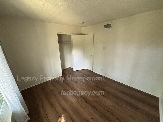 Building Photo - 163 Fairgrounds Dr
