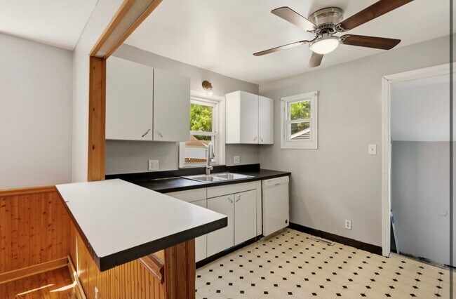 Building Photo - Move-In Ready 3 Bedroom with Fenced Yard & Garage!