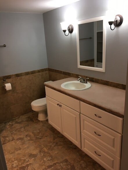 Building Photo - 728 4th St