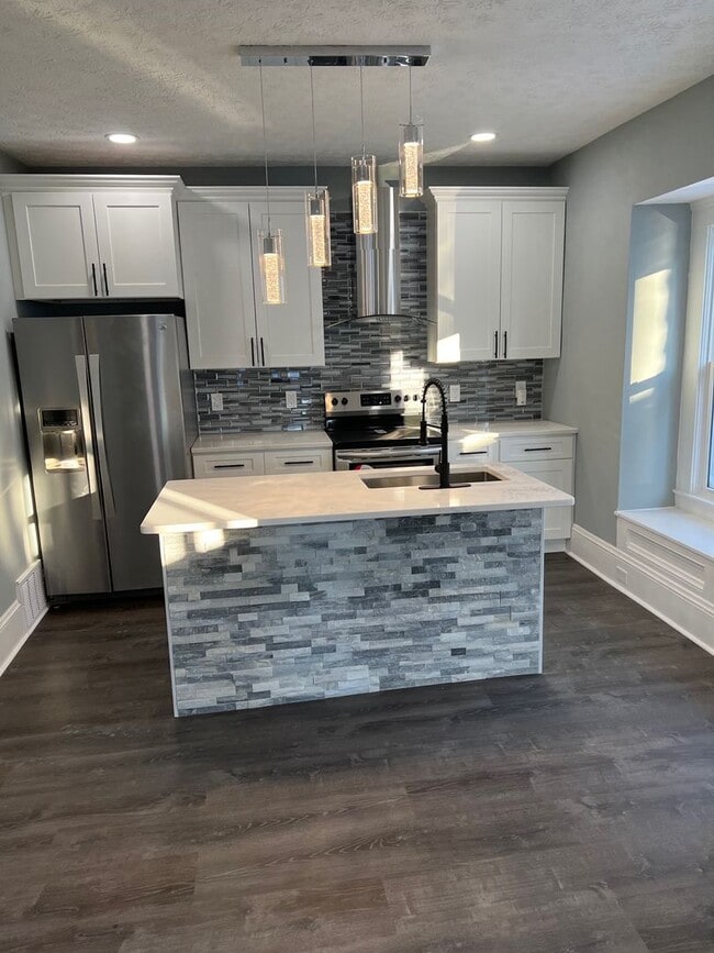 Building Photo - Gorgeous 4 bd, 2.5 bth Lakewood Stunner!