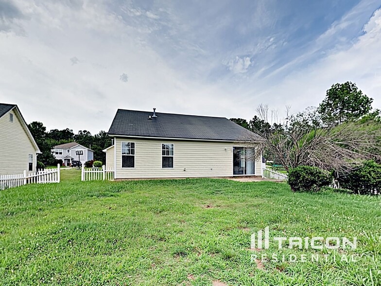 Building Photo - 2113 Sebastiani Dr