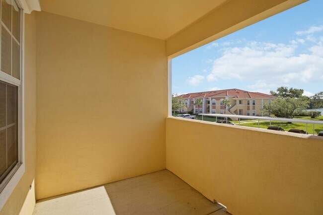 Building Photo - Spacious 2/2 unit available now for annual lease