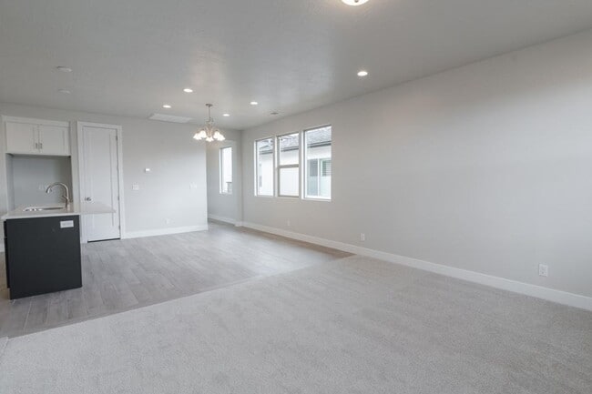 Building Photo - Beautiful New 3 Bedroom Home in Brio