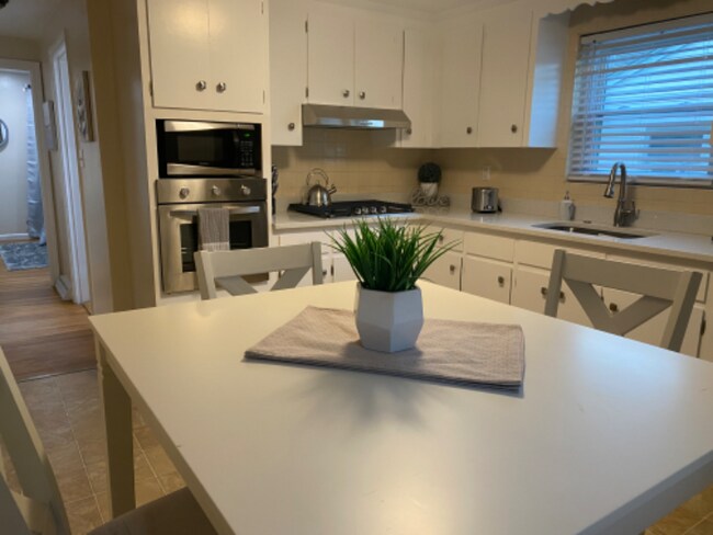 Building Photo - 36 Meshaka St