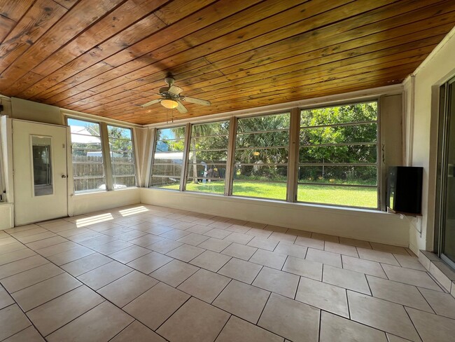 Building Photo - AVAIL 10/15 -- $1,200 ** Annual ** 2 Bed /...