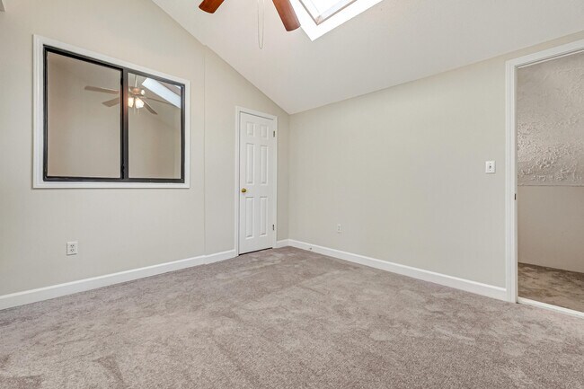 Building Photo - 208 Southlake Ct