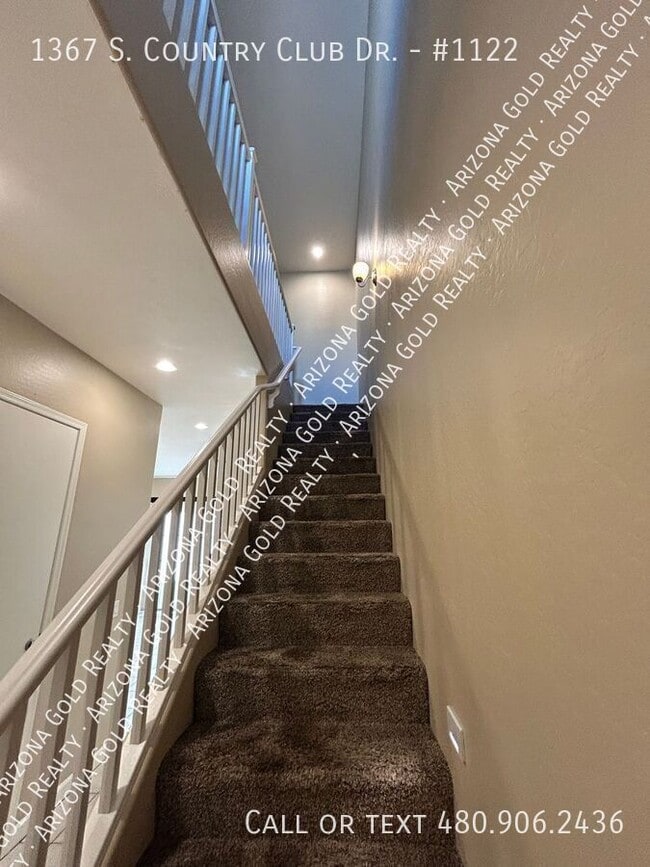 Building Photo - 1367 S Country Club Dr