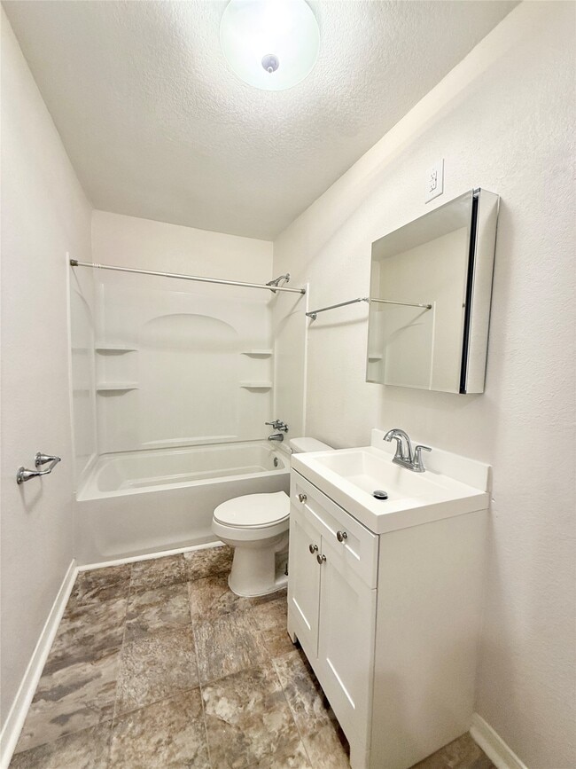 Building Photo - 119 Oak Dr