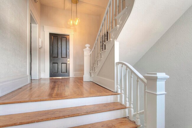 Building Photo - 416 Emma St