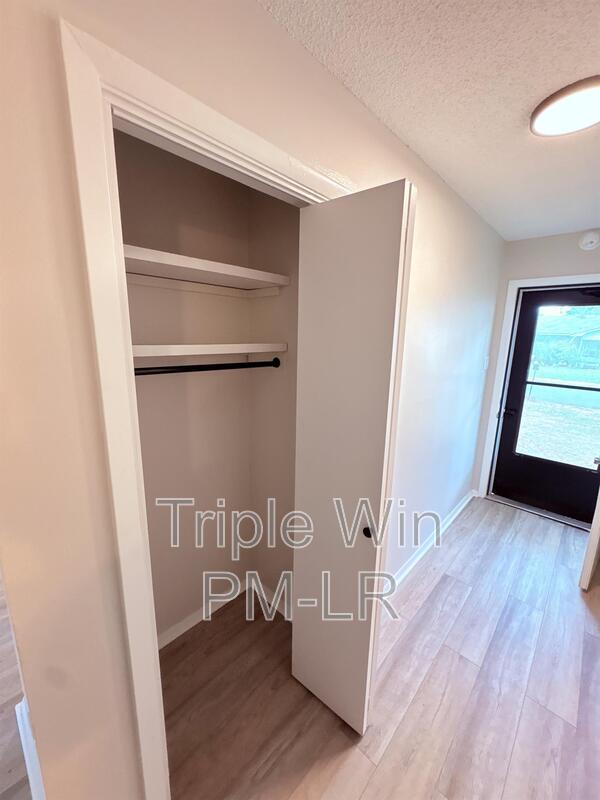 Building Photo - 220 Randall Dr