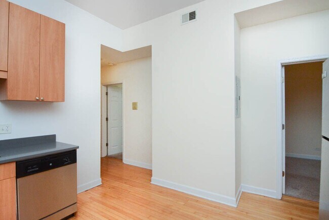 Building Photo - 2134 W Concord Pl