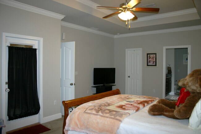 Building Photo - Great South Crestview Location!