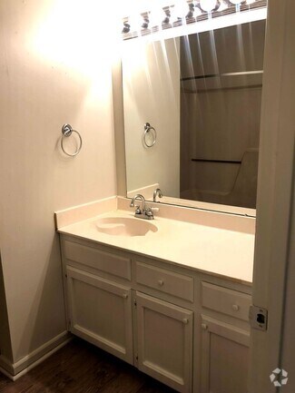 Building Photo - Spacious 1 BR/1 Bath