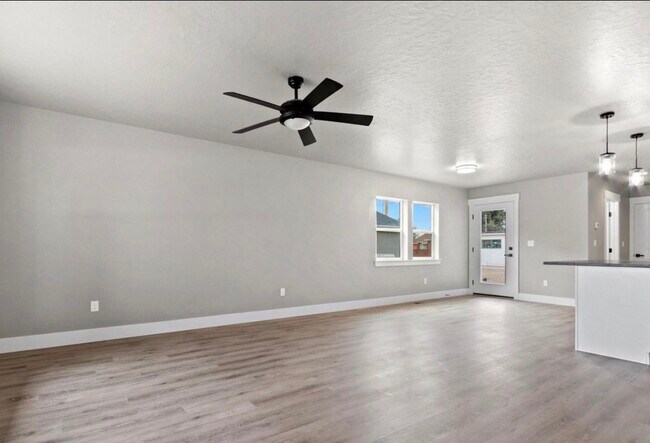 Building Photo - 465 S 3rd E St