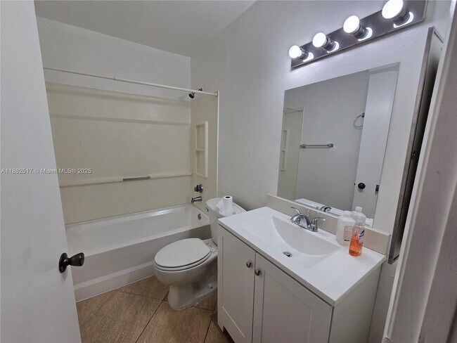 Building Photo - 2264 SW 81st Ave