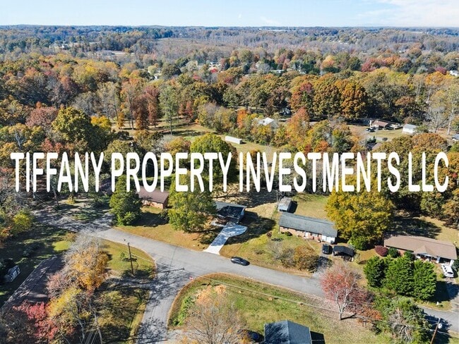 Building Photo - 714 Chal Dr