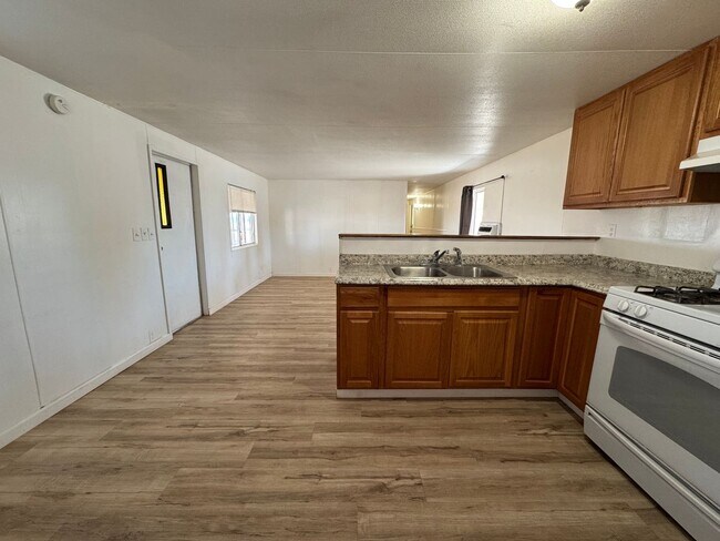 Building Photo - 2BR Mobile Unfurnished recent remodel/Refr...