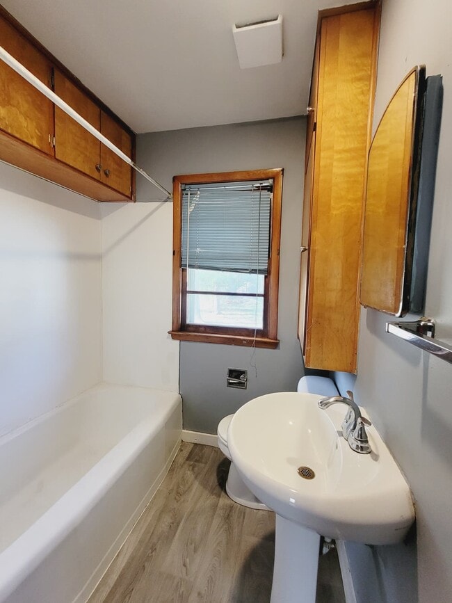 Building Photo - 1320 N Broadwell Ave