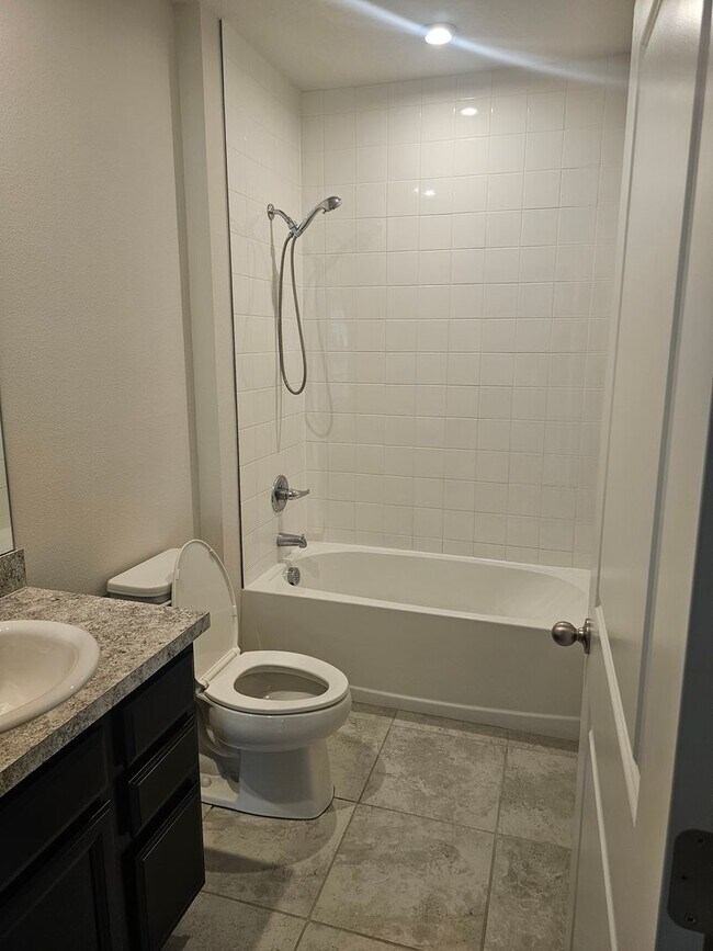 Building Photo - 3 bed 2 bath single family home