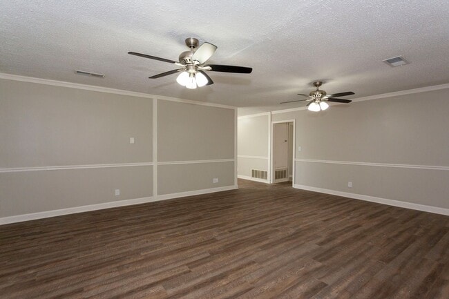 Building Photo - ** 4 bed 2 bath located in Dalraida close ...