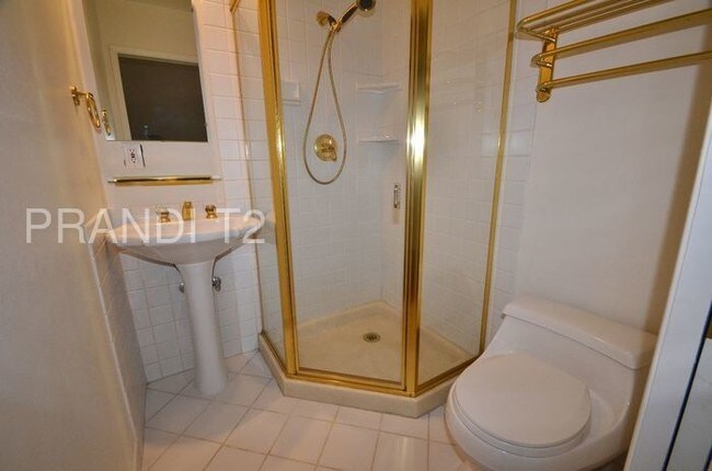 Building Photo - Bright and Spacious condo in Pacheco Valley
