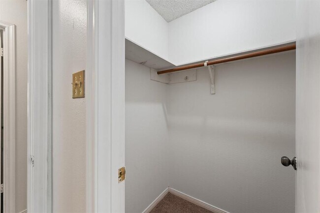 Building Photo - 32 N Pathfinders Cir