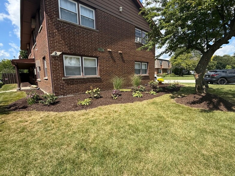 Primary Photo - 9 N Whispering Hills Dr
