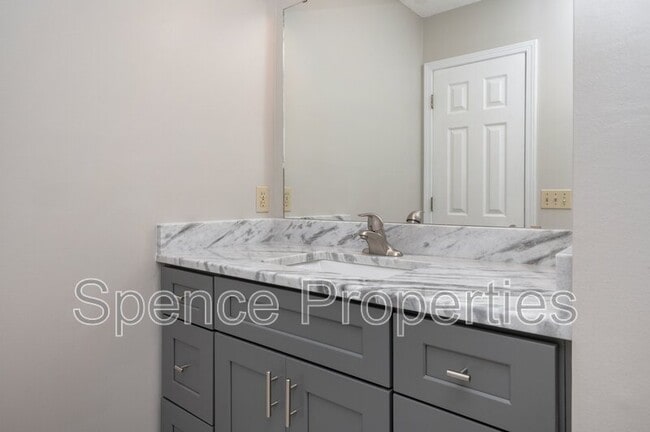 Building Photo - 440 Apple Dr