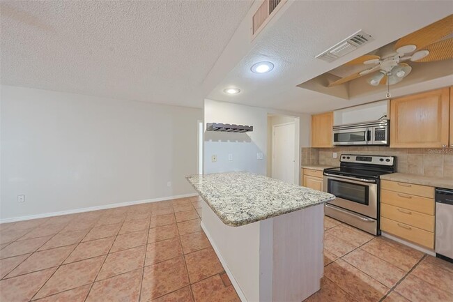 Building Photo - 611 Lively Dr