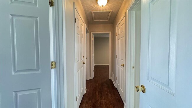 Building Photo - 552 Sybil Ln SE