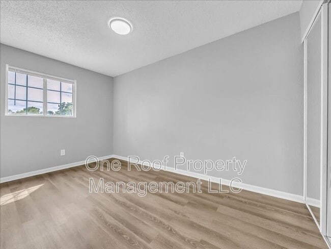Building Photo - 2000 Chateau Dr