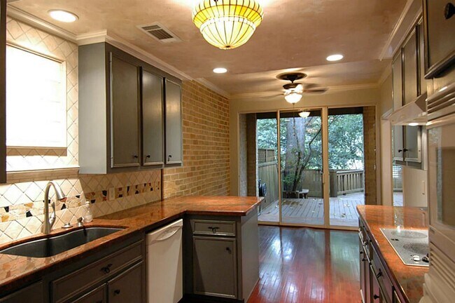 Building Photo - 201 Vanderpool Ln