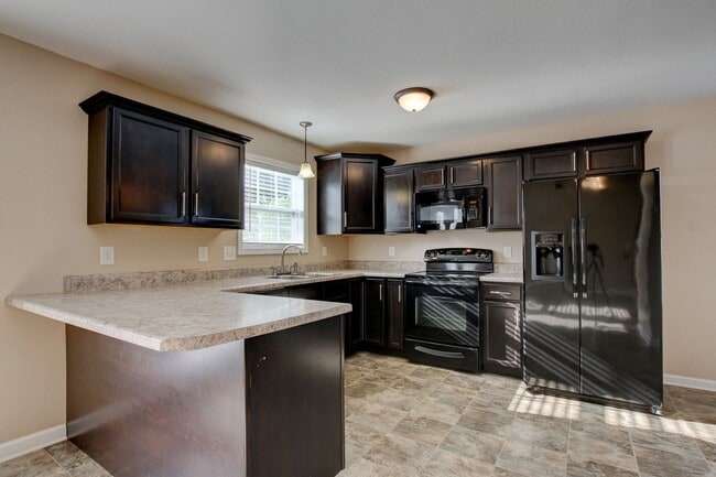 Building Photo - Charming Home Open Floor Plan with Spacious Living Room and Breakfast Bar