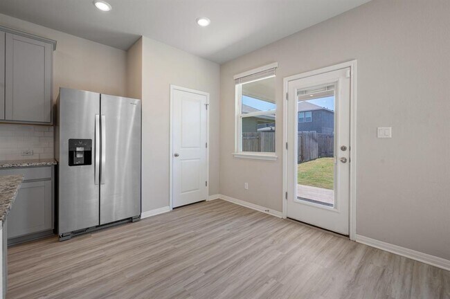 Building Photo - 529 View Dr