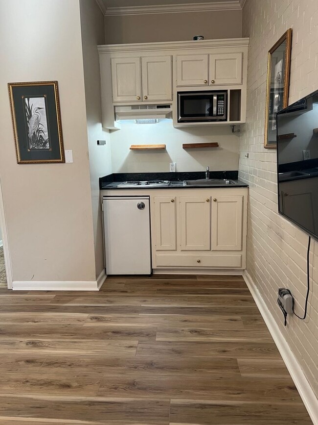 Building Photo - Bendel Gardens Apartment