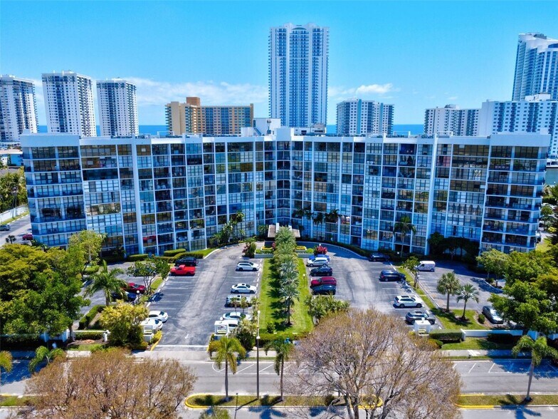Building Photo - 1000 Parkview Dr