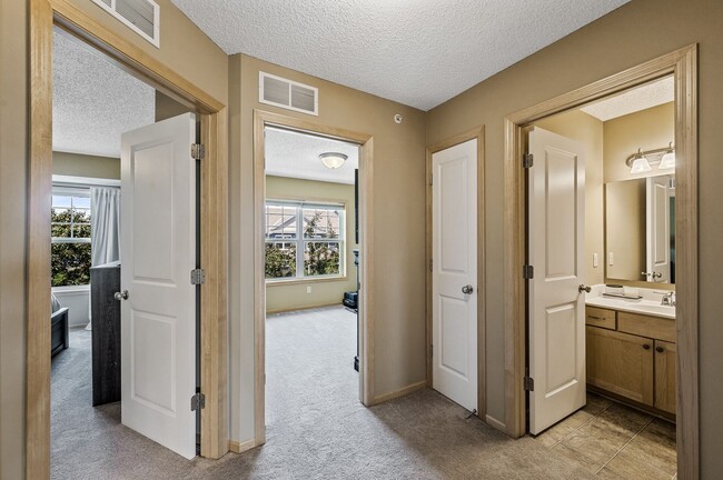 Building Photo - Spacious 3-Bedroom Townhome in Prime Savage/Prior Lake Location